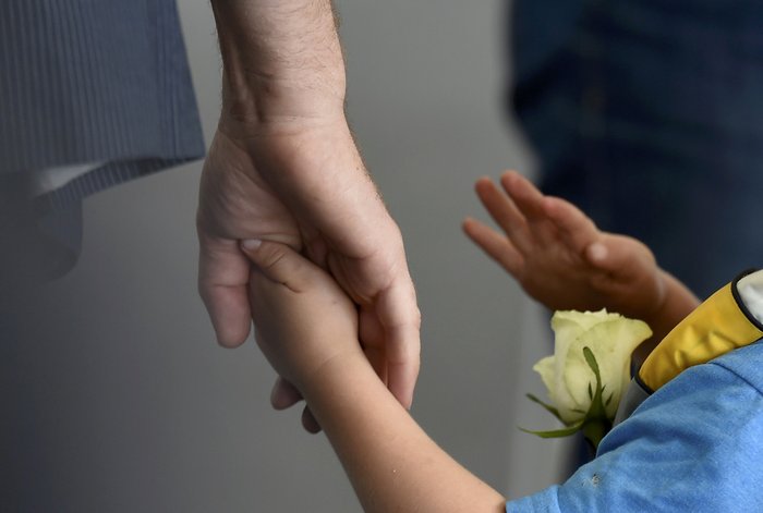 Δάκρυσε ο σύζυγος της Τζο Κοξ στην πλατεία Τραφάλγκαρ - εικόνα 4