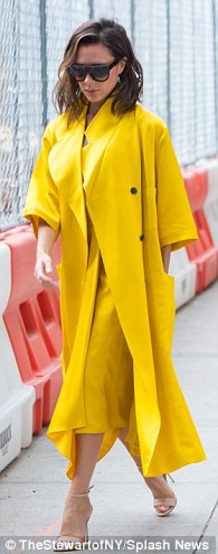 Επιτέλους λίγο χρώμα: Η Βικτόρια Μπέκαμ με total yellow look στο Μανχάταν - εικόνα 2