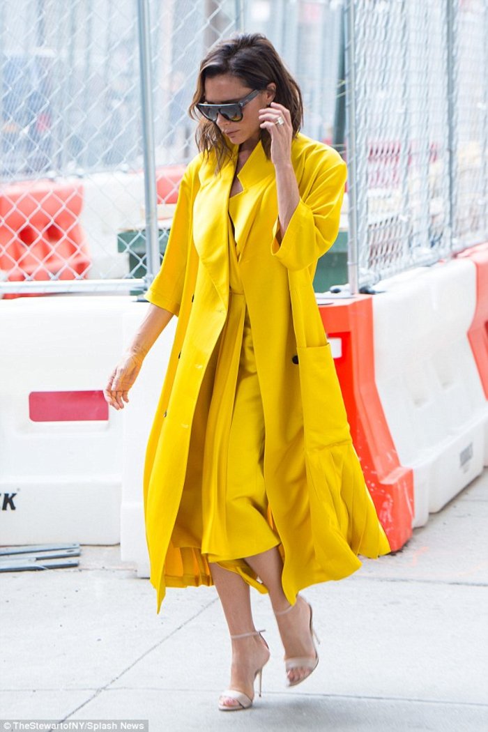Επιτέλους λίγο χρώμα: Η Βικτόρια Μπέκαμ με total yellow look στο Μανχάταν - εικόνα 3