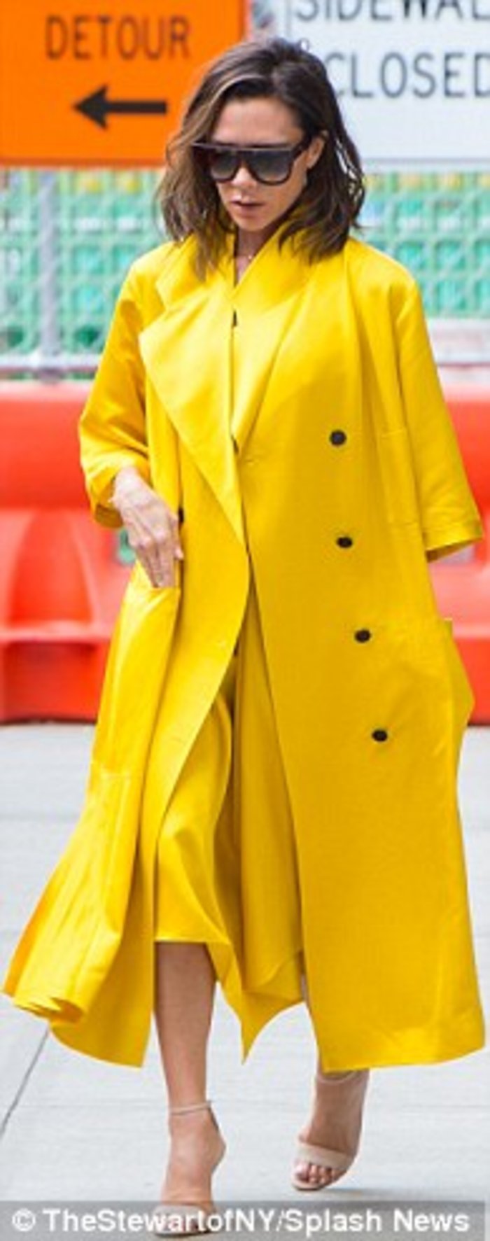 Επιτέλους λίγο χρώμα: Η Βικτόρια Μπέκαμ με total yellow look στο Μανχάταν - εικόνα 5