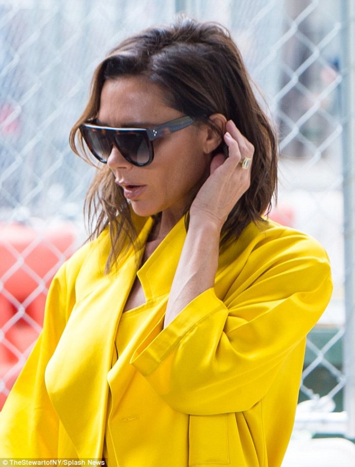 Επιτέλους λίγο χρώμα: Η Βικτόρια Μπέκαμ με total yellow look στο Μανχάταν - εικόνα 6