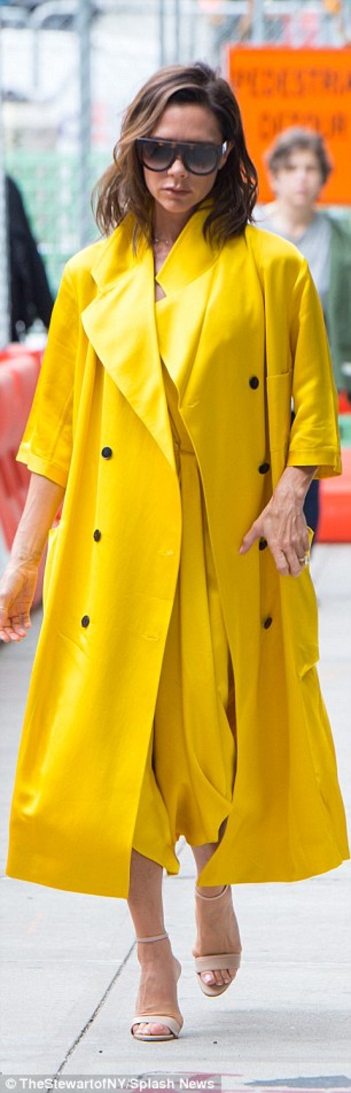 Επιτέλους λίγο χρώμα: Η Βικτόρια Μπέκαμ με total yellow look στο Μανχάταν - εικόνα 7