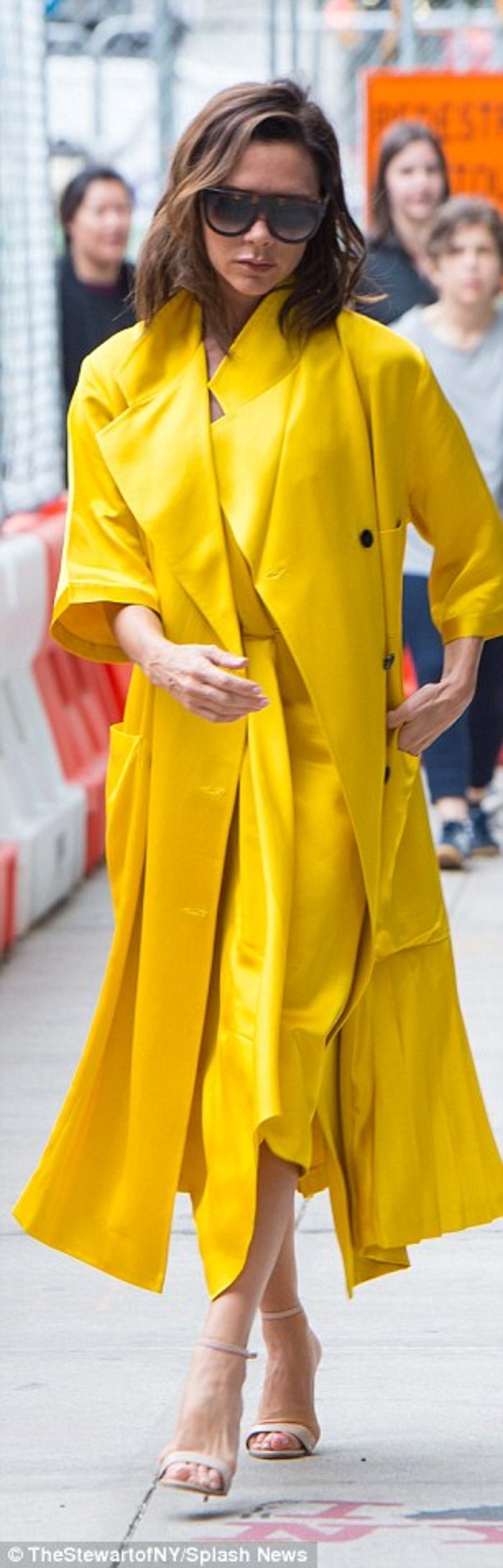 Επιτέλους λίγο χρώμα: Η Βικτόρια Μπέκαμ με total yellow look στο Μανχάταν - εικόνα 8