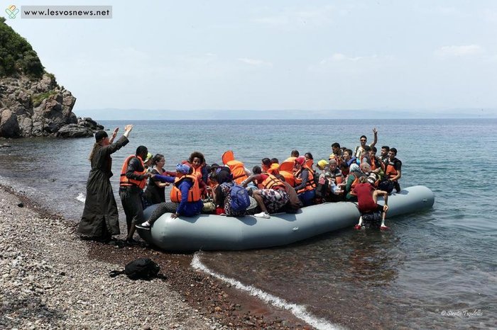 Πρόσφυγας κουβαλάει την τυφλή γυναίκα του και το μωρό τους
