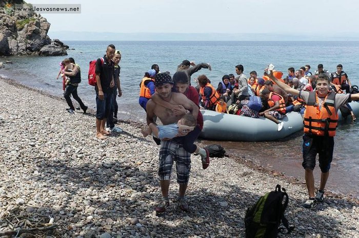 Πρόσφυγας κουβαλάει την τυφλή γυναίκα του και το μωρό τους - εικόνα 2