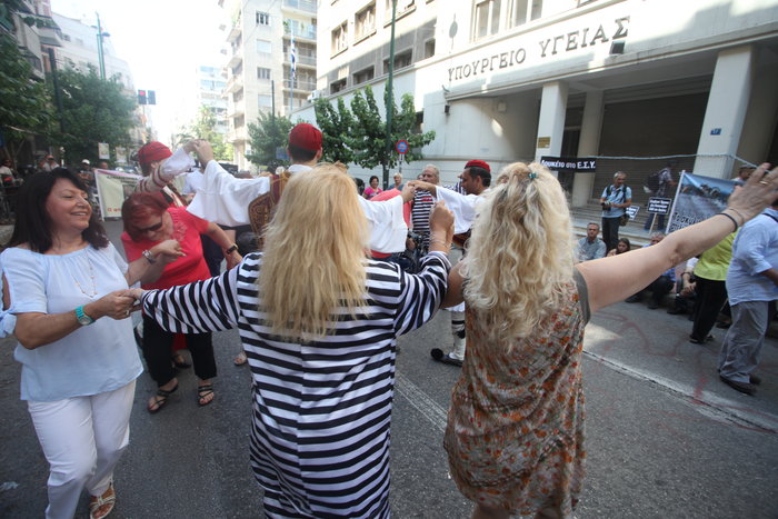 Διαμαρτυρία υγειονομικών με ...κλαρίνα και τσαρούχια - εικόνα 3