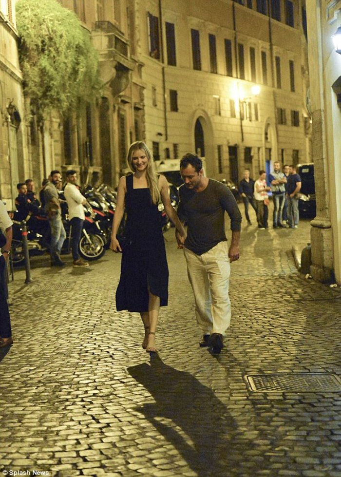 Ο 43χρονος Τζουντ Λο ζει τον έρωτά του στη Ρώμη και προκαλεί πανικό - εικόνα 14