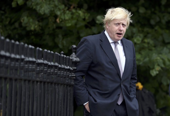 «Αξιοπερίεργο είναι επίσης ότι ακόμη και το στρατόπεδο των νικητών υπέρ του Brexit φαίνεται να πατά φρένο» αναφέρει η DW