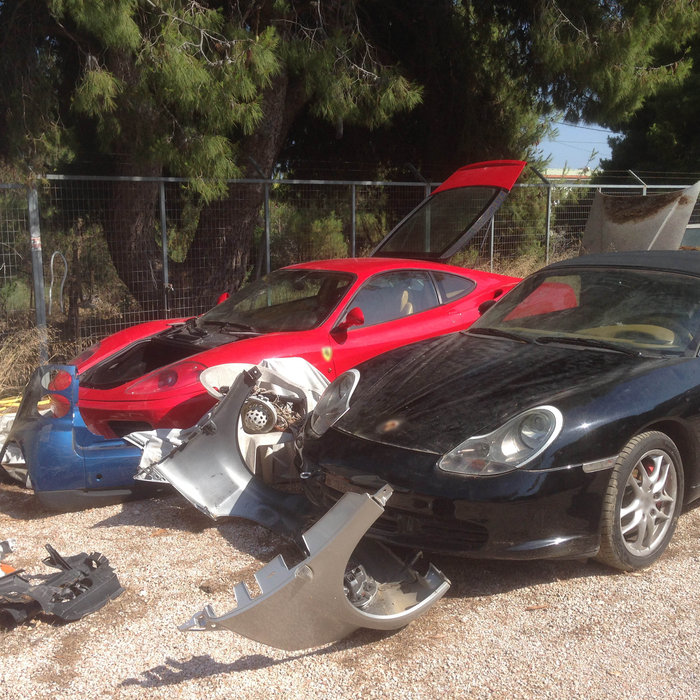 Εξαρθρώθηκε σπείρα που έκλεβε Porsche & Ferrari και τις έβαζε στο ...μαντρί