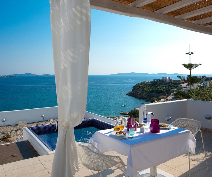 Greek islands: Η επιλογή για μεγιστάνες και celebrities