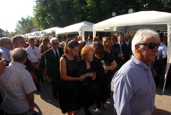 Συγκλόνισε ο εγγονός στην κηδεία του Κυριάκου Μαμιδάκη - εικόνα 2