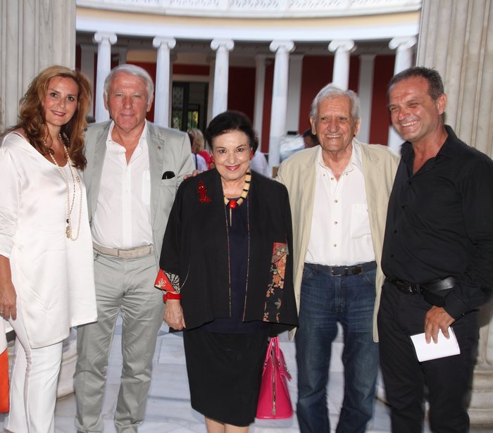 Φωτογραφία από την πρόσφατη εκδήλωση. (Από αριστερά) η πρόεδρος του Συλλόγου Φίλων Ζαππείου, Φ. Χατζηαθανασιάδου, οι τιμηθέντες, Δ. Νανόπουλος, Μ. Λαμπράκη Πλάκα, Τ. Πατρικιος, κι ο συντονιστής της εκδήλωσης, Μάκης Προβατάς.