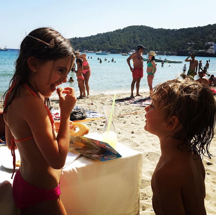 Στη Μύκονο με υπερπολυτελές σκάφος η Αλεσάντρα Αμπρόζιο! - εικόνα 8