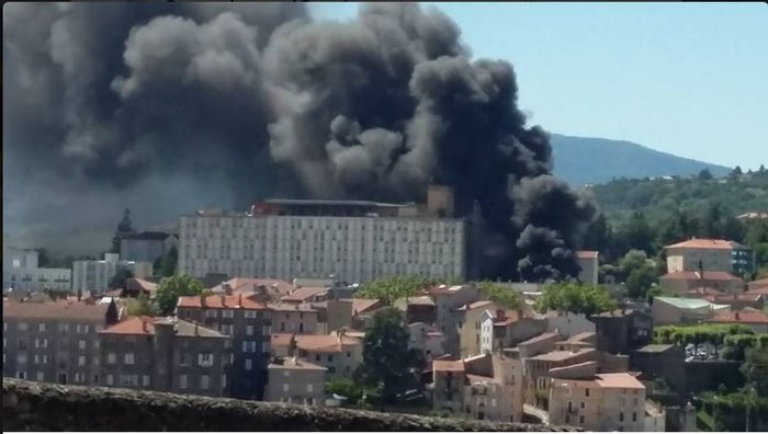 Εκρήξεις και φωτιά σε μεγάλο νοσοκομείο της Γαλλίας
