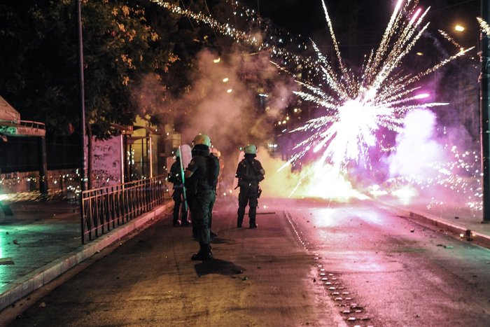 Οι νύχτες της φωτιάς στα Εξάρχεια: Δείτε φωτογραφίες - εικόνα 2