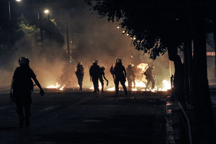 Οι νύχτες της φωτιάς στα Εξάρχεια: Δείτε φωτογραφίες - εικόνα 9