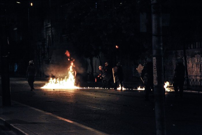 Οι νύχτες της φωτιάς στα Εξάρχεια: Δείτε φωτογραφίες - εικόνα 10