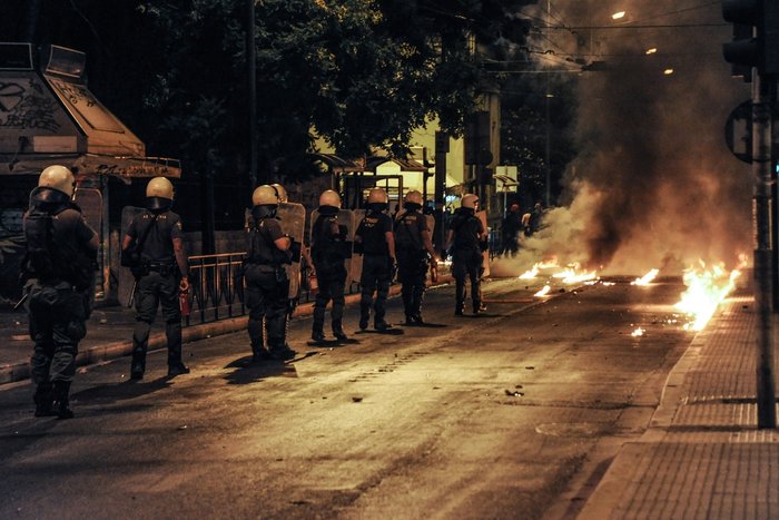 Οι νύχτες της φωτιάς στα Εξάρχεια: Δείτε φωτογραφίες - εικόνα 4