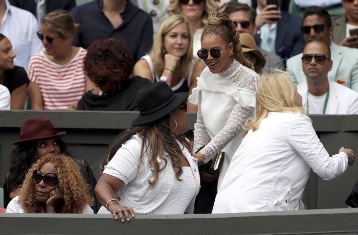 Η Μπιγιονσέ στο Wimbledon πιο σικ από ποτέ, με το υπέροχο λευκό φόρεμά της
