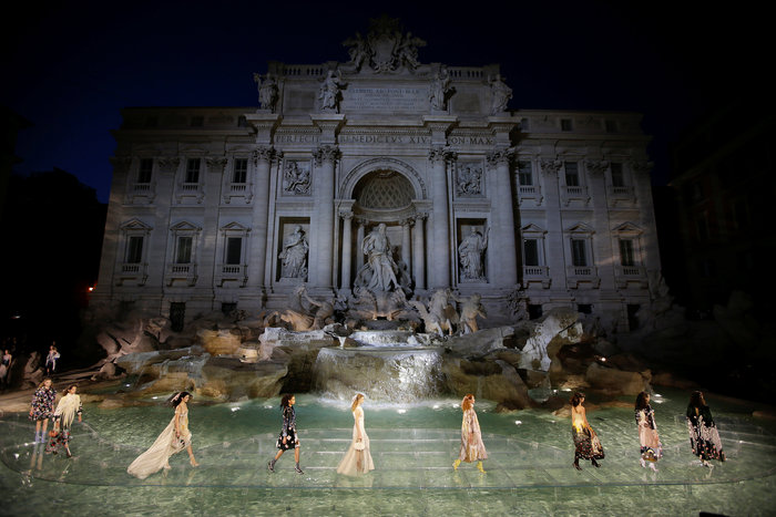 Γιατί η πασαρέλα του Fendi στη Φοντάνα Ντι Τρέβι κόστισε 2 εκ. ευρώ - εικόνα 2