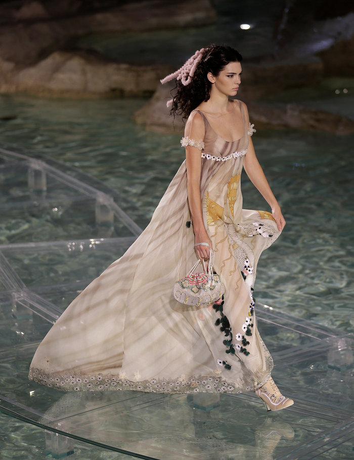 Γιατί η πασαρέλα του Fendi στη Φοντάνα Ντι Τρέβι κόστισε 2 εκ. ευρώ - εικόνα 7