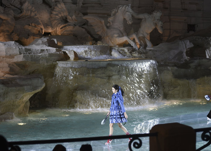 Γιατί η πασαρέλα του Fendi στη Φοντάνα Ντι Τρέβι κόστισε 2 εκ. ευρώ - εικόνα 8