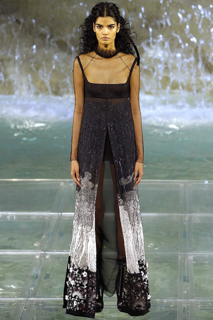 Γιατί η πασαρέλα του Fendi στη Φοντάνα Ντι Τρέβι κόστισε 2 εκ. ευρώ - εικόνα 13