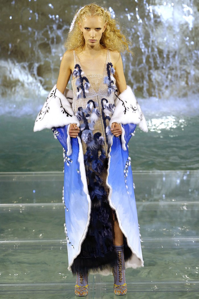 Γιατί η πασαρέλα του Fendi στη Φοντάνα Ντι Τρέβι κόστισε 2 εκ. ευρώ - εικόνα 14