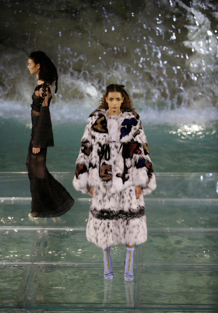 Γιατί η πασαρέλα του Fendi στη Φοντάνα Ντι Τρέβι κόστισε 2 εκ. ευρώ - εικόνα 16