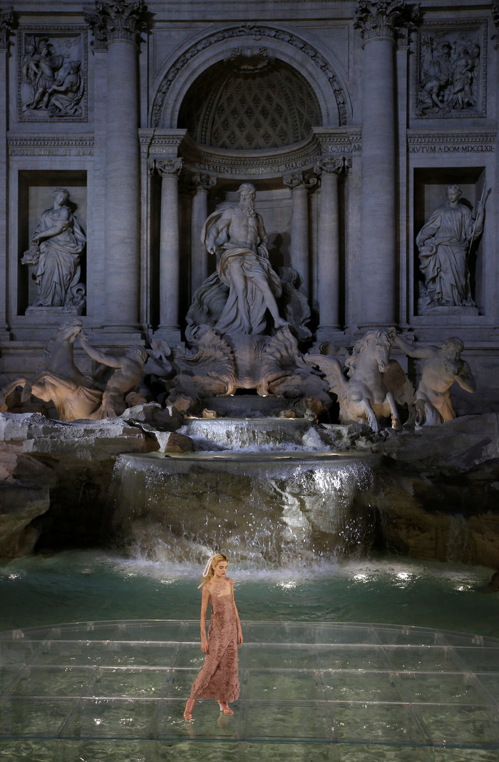 Γιατί η πασαρέλα του Fendi στη Φοντάνα Ντι Τρέβι κόστισε 2 εκ. ευρώ - εικόνα 17