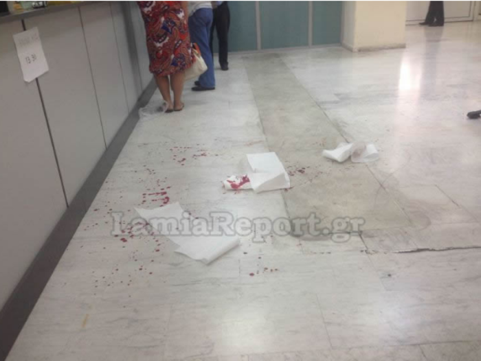 Σοκ στη Λαμία: Επαγγελματίας έκοψε τις φλέβες του στο γκισέ του ΟΑΕΕ