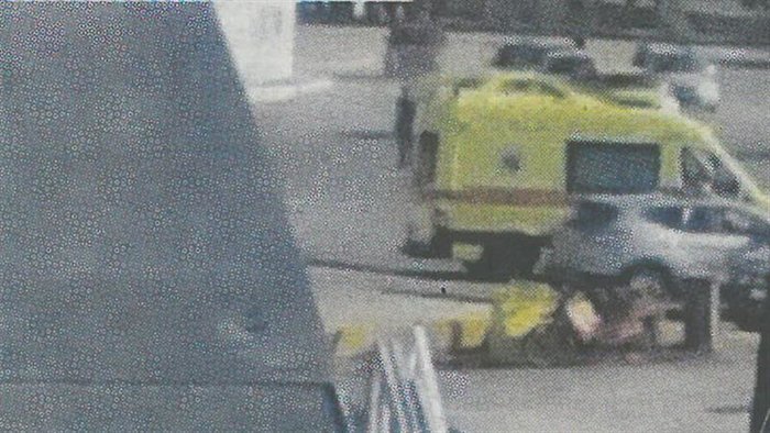 Η άφιξη της Μίνας Αρναούτη στη Λέσβο με τη μητέρα της [Eικόνες] - εικόνα 2