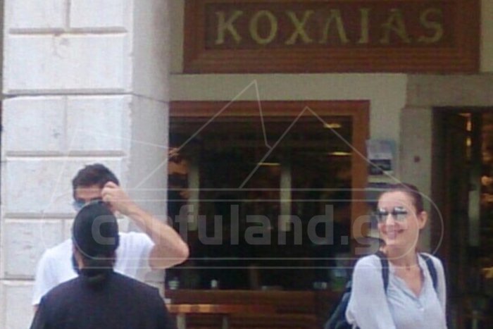 Ρουβάς-Ζυγούλη βολτάρουν με το νεογέννητο στην Κέρκυρα και προκαλούν πανικό - εικόνα 4