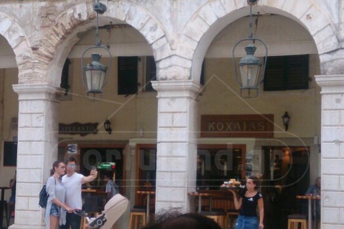 Ρουβάς-Ζυγούλη βολτάρουν με το νεογέννητο στην Κέρκυρα και προκαλούν πανικό