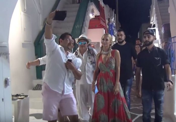 Ευδιάθετη και καθόλου σνομπ στη Μύκονο η Πάρις Χίλτον [Βίντεο] - εικόνα 4