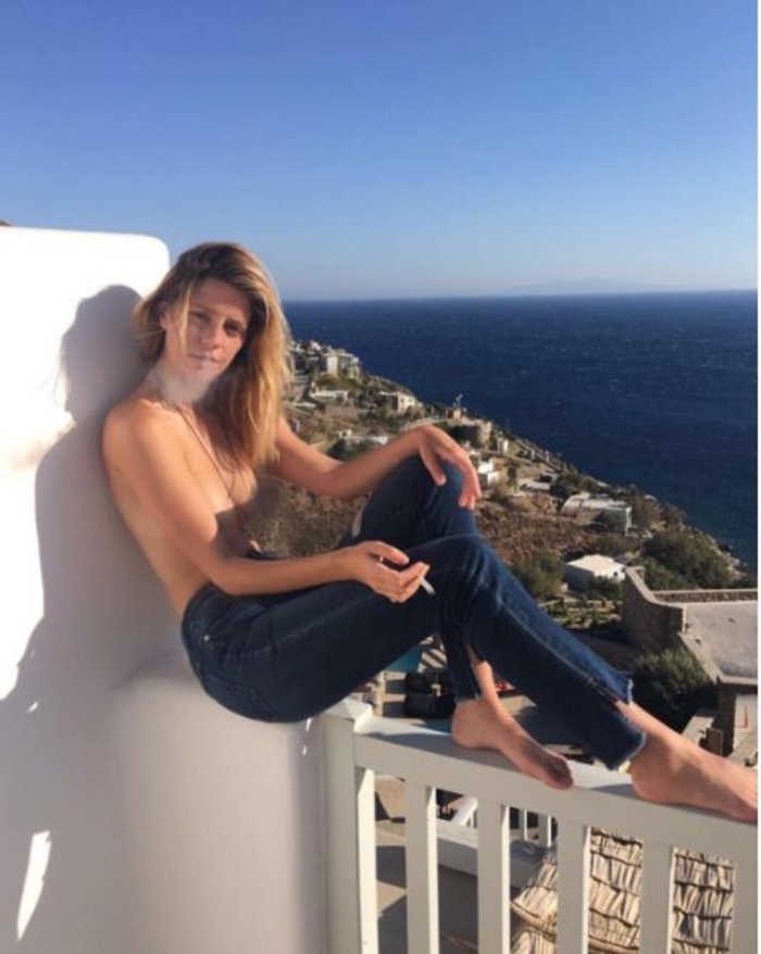 Διάσημη ηθοποιός topless στη Μύκονο