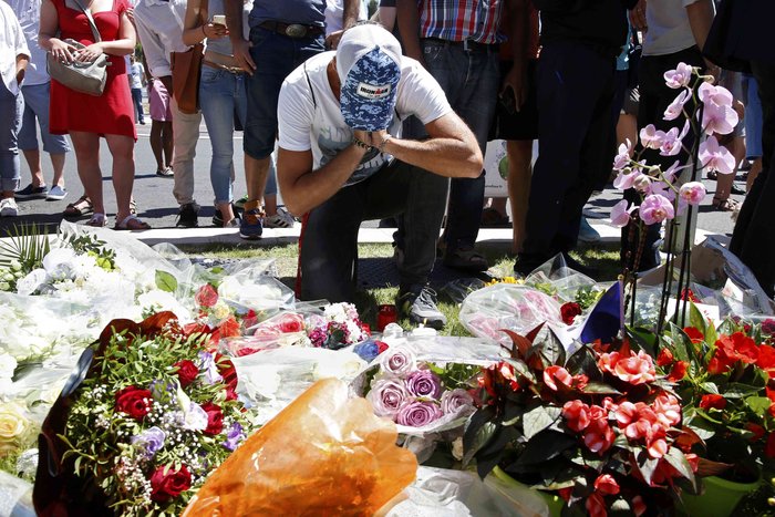 Λουλούδια, σημειώματα,κουκλάκια στον τόπο του μαρτυρίου - εικόνα 2