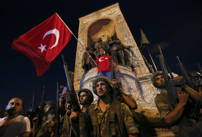 Μάχες και εκρήξεις σε Αγκυρα και Κωνσταντινούπολη