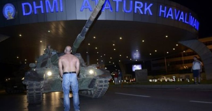 Τουρκία: Σταματά το τανκ με το σώμα του