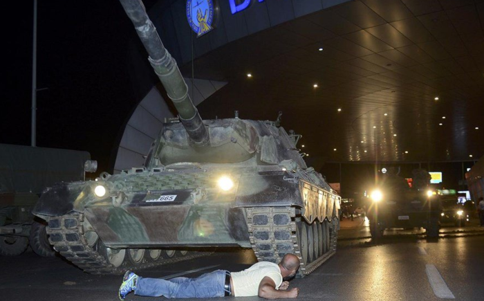 Τουρκία: Σταματά το τανκ με το σώμα του - εικόνα 2