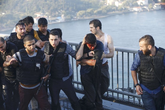 Εξαγριωμένο πλήθος «λιντσάρει» τους στασιαστές στρατιώτες - εικόνα 9