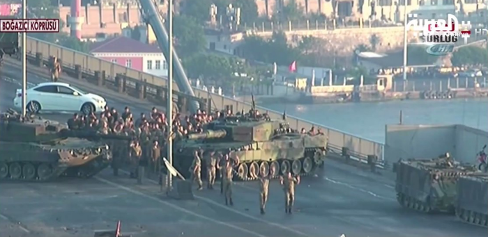 Εξαγριωμένο πλήθος «λιντσάρει» τους στασιαστές στρατιώτες - εικόνα 11