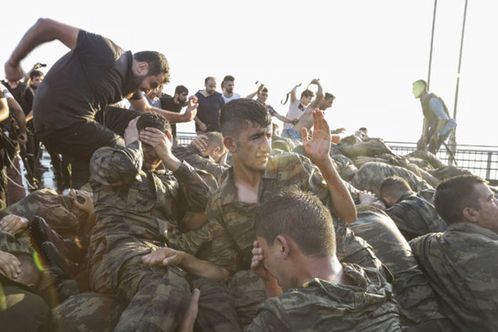 Εξαγριωμένο πλήθος «λιντσάρει» τους στασιαστές στρατιώτες - εικόνα 7