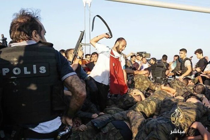 Εξαγριωμένο πλήθος «λιντσάρει» τους στασιαστές στρατιώτες - εικόνα 6