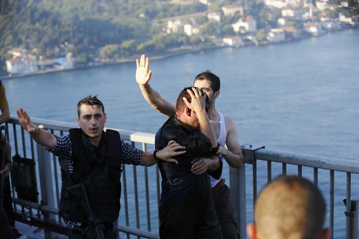 Εξαγριωμένο πλήθος «λιντσάρει» τους στασιαστές στρατιώτες - εικόνα 4