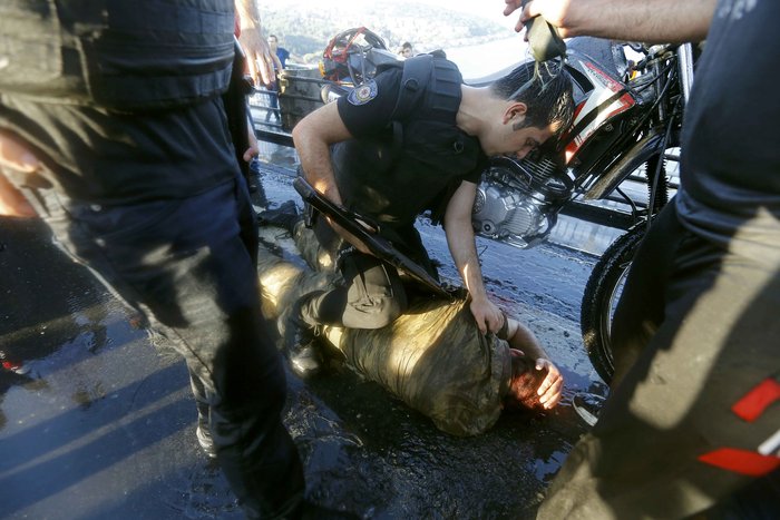 Εξαγριωμένο πλήθος «λιντσάρει» τους στασιαστές στρατιώτες - εικόνα 2