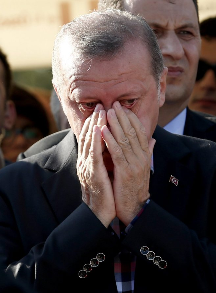 Ξέσπασε σε κλάματα ο Ερντογάν σε κηδεία φίλου του