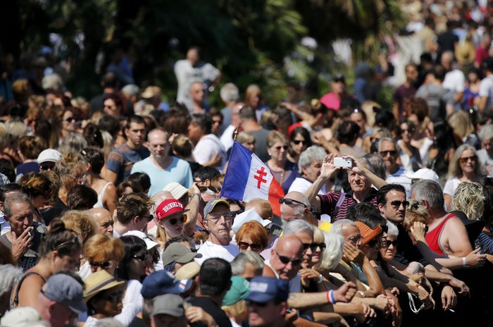 Ενός λεπτού σιγή για τα θύματα της τρομοκρατικής επίθεσης στη Νίκαια - εικόνα 2