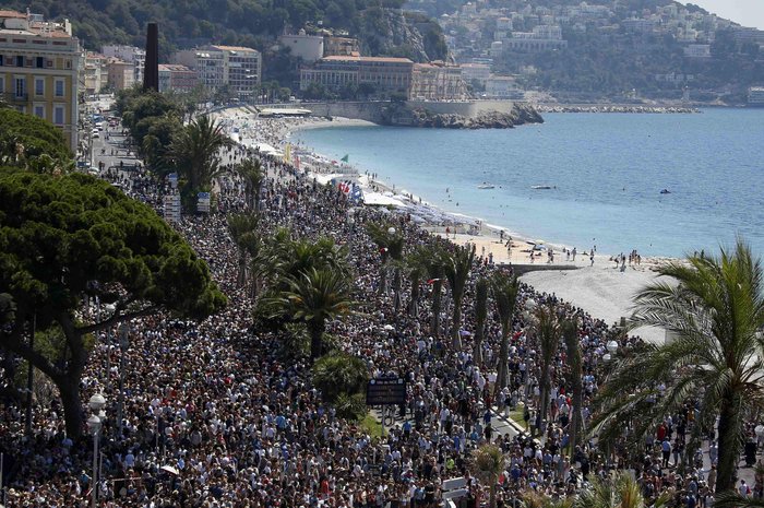 Ενός λεπτού σιγή για τα θύματα της τρομοκρατικής επίθεσης στη Νίκαια - εικόνα 4