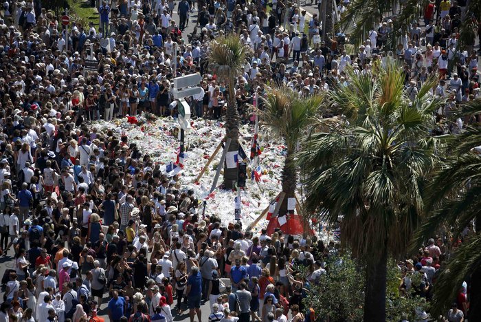 Ενός λεπτού σιγή για τα θύματα της τρομοκρατικής επίθεσης στη Νίκαια - εικόνα 5